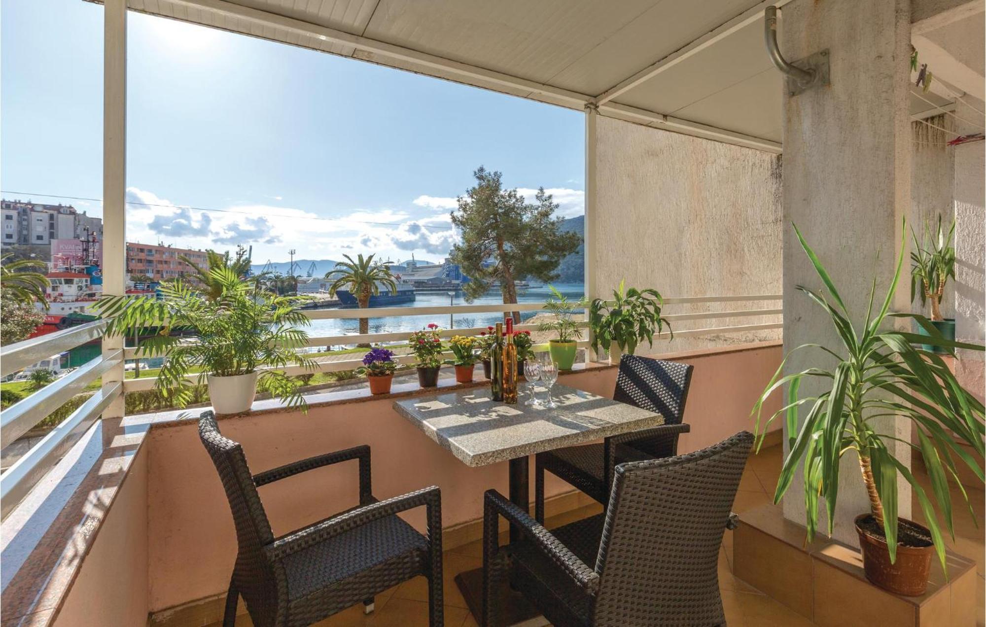 Apartament Awesome In Ploce With Kitchen